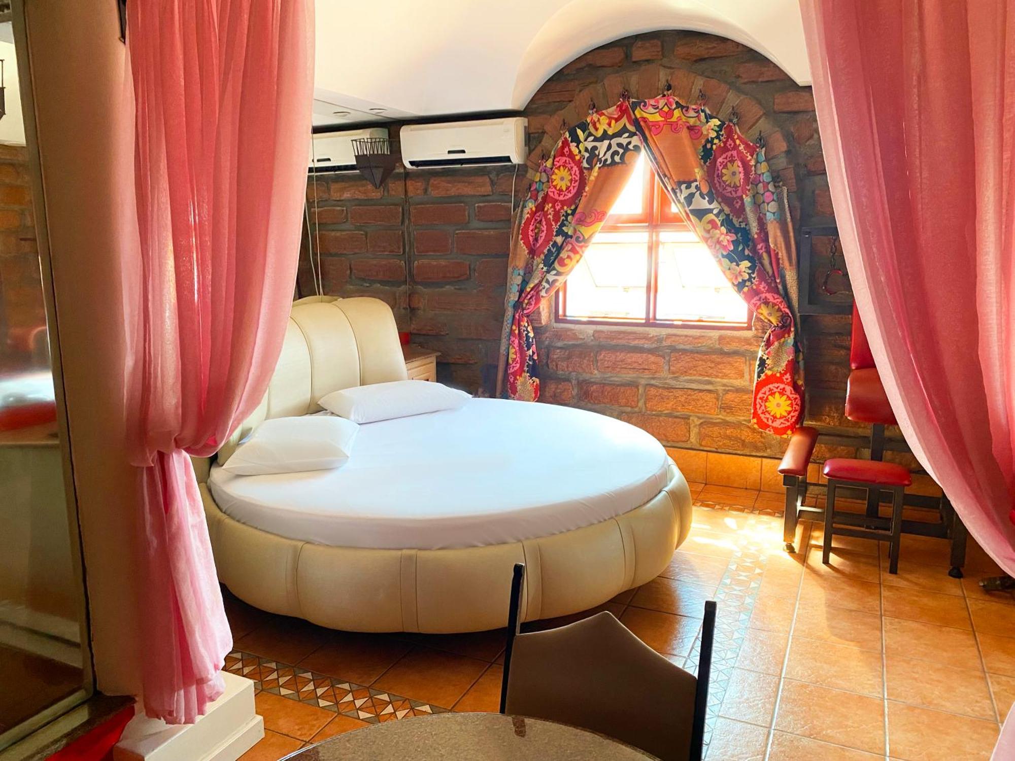 Deluxe Room,1635973697:JPEG
